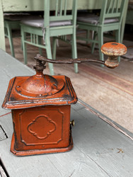 Vanha, metallinen kahvimylly 