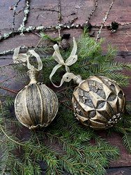 Antiikkimessingin värinen joulupallo, kaksi erilaista