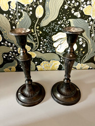 Vanhat kauniit kynttilänjalat metallia, pari