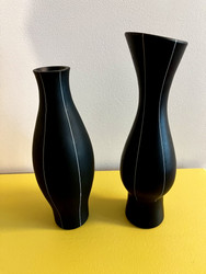 Riihimäen lasi, Aimo Okkolin, mattamusta vaasi, valkoisin raidoin