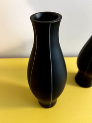 Riihimäen lasi, Aimo Okkolin, mattamusta vaasi, valkoisin raidoin