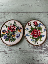 Vanha käsityö, soikea ruusuaiheinen kanavatyö 50-luvun kehyksissä 