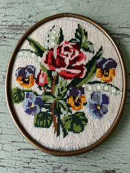 Vanha käsityö, soikea ruusuaiheinen kanavatyö 50-luvun kehyksissä 