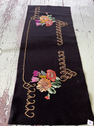 Vanha kaitaliina, mustalle huovalle kirjottu kukat, kaunis käsityö