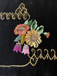 Vanha kaitaliina, mustalle huovalle kirjottu kukat, kaunis käsityö