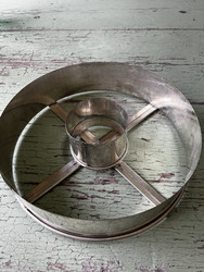 Käyttökuntoinen reikäleipämuotti peltiä