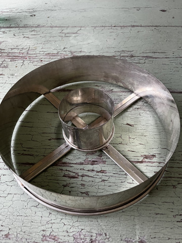 Käyttökuntoinen reikäleipämuotti peltiä