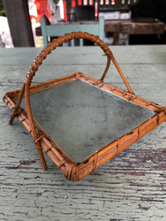 Vanha sangallinen pikkuleipätarjotin rottinkia ja lasia, 50-luku