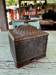 Vanha kahvimylly metallia, metallinen kahvimylly