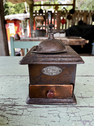 Vanha kahvimylly metallia ja puuta