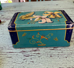 Vanha turkoosi peltirasia