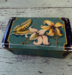 Vanha turkoosi peltirasia