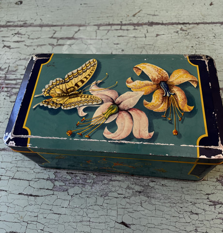 Vanha turkoosi peltirasia