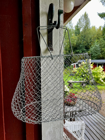 Metallilankakori, menee kasaan, kori metallilangasta