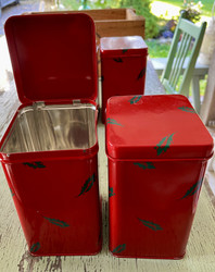 Marimekko peltipurkki, punainen, vihreät kuviot, useita 