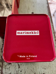 Marimekko peltipurkki, punainen, vihreät kuviot, useita 