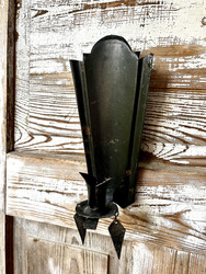 Mustat, peltiset kynttilälampetit, seinäkynttilänjalka