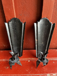 Mustat, peltiset kynttilälampetit, seinäkynttilänjalka