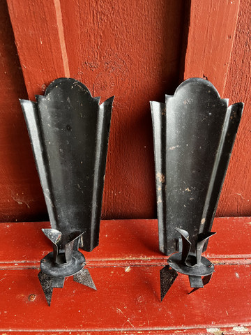 Mustat, peltiset kynttilälampetit, seinäkynttilänjalka