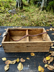 Vanha puulaatikko, lokerikkolaatikko nahkahihnalla