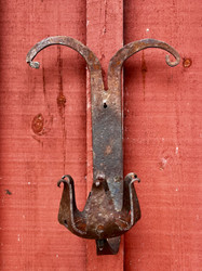 Rouhea, patinoitunut kynttilälampetti valurautaa 