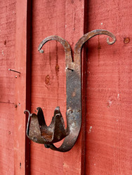 Rouhea, patinoitunut kynttilälampetti valurautaa 