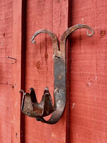 Rouhea, patinoitunut kynttilälampetti valurautaa 