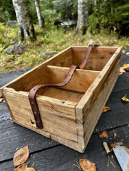 Vanha puulaatikko, lokerikkolaatikko nahkahihnalla