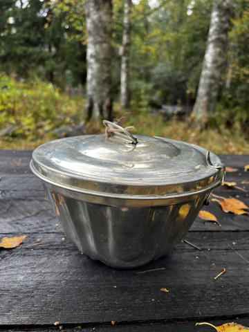 Vanha, metallinen hyytelövuoka