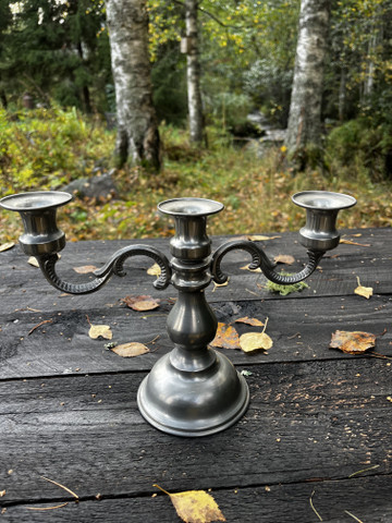 Metallinen, mattahopean värinen, vanha kolmihaarainen kynttilänjalka