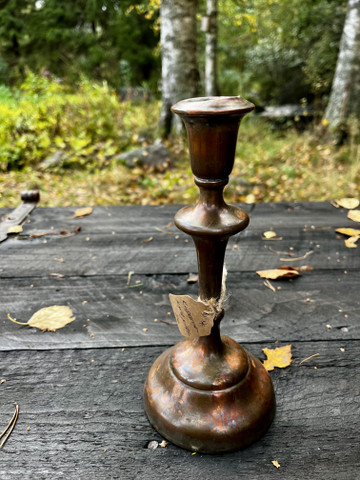 Vanha, painava kynttilänjalka kuparia