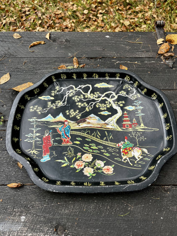 Mustapohjainen, vanha itämaisittain kuvioitu englantilaine tarjotin