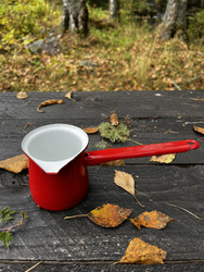 Punainen, emalinen pieni kastikekaadin, voisulakasari, hyvä kunto