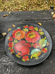 Käsinmaalattu,kukkakuvioinen koristelautanen, puulautanen