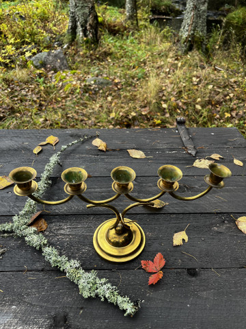 Vanha viisihaarainen kynttelikkö, metallinen kynttilänjalka