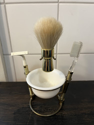 Vintage parranajosetti telineessä 