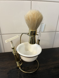 Vintage parranajosetti telineessä 