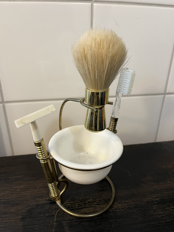 Vintage parranajosetti telineessä 