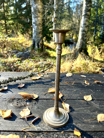 Metallinen kynttilänjalka, kierrejalkainen kynttilänjalka