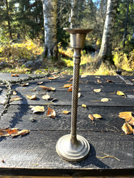 Metallinen kynttilänjalka, kierrejalkainen kynttilänjalka