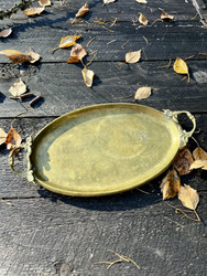 Pieni messinkitarjotin koristeellisin kädensijoin