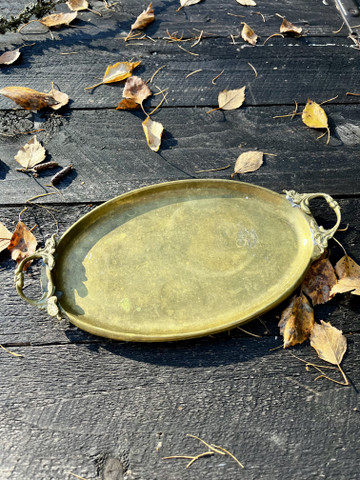 Pieni messinkitarjotin koristeellisin kädensijoin