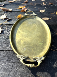 Pieni messinkitarjotin koristeellisin kädensijoin