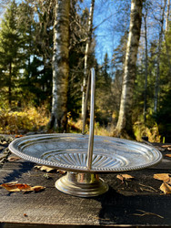 Vanha, jalallinen metallinen tarjoiluastia, hedelmäkori