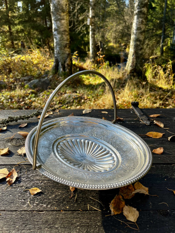 Vanha, jalallinen metallinen tarjoiluastia, hedelmäkori