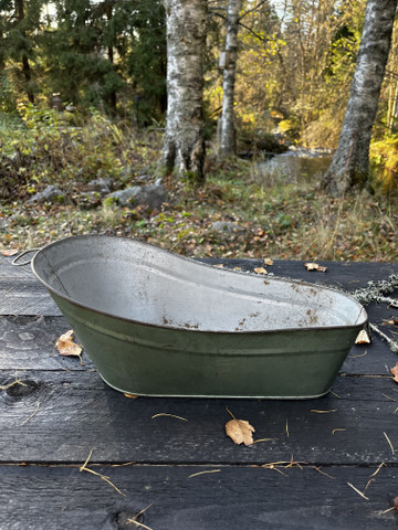 Vanha, peltinen nuken amme, peltilelut