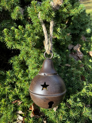 Suuri jouluinen kulkunen juuttinarussa, ruosteenruskea