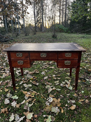 Kauniisti kulunut 1900-luvun alun kirjoituspöytä