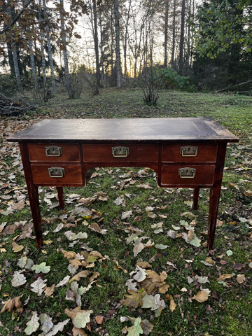 Kauniisti kulunut 1900-luvun alun kirjoituspöytä