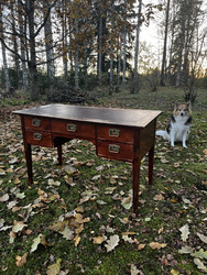 Kauniisti kulunut 1900-luvun alun kirjoituspöytä